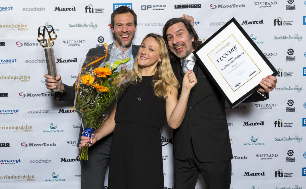 Mattias tillsammans med två andra firar pris för Stockholm Biochar Project