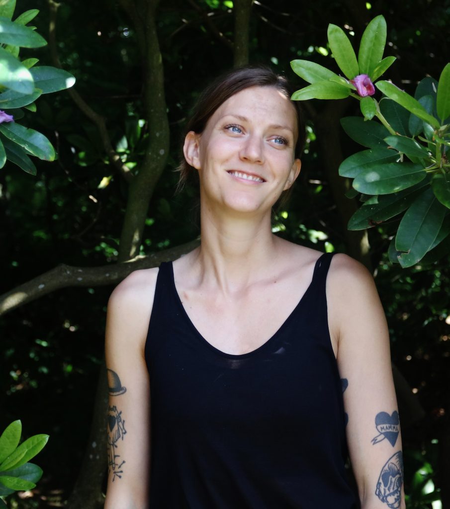 Jacqueline utomhus en ljus sommardag med grönska omkring