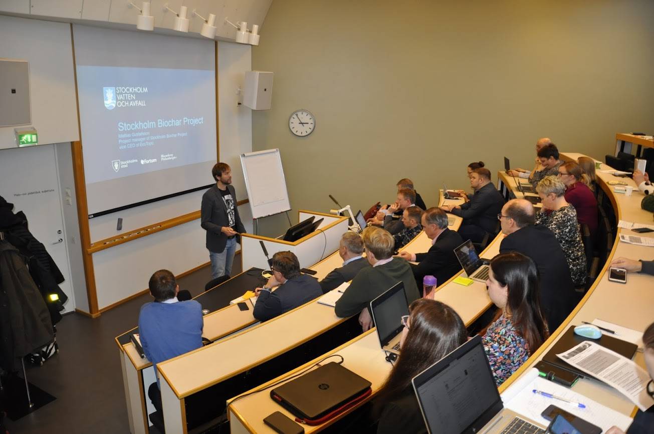 Mattias Gustafsson, medgrundare av EcoTopic, föreläser om Stockholm Biochar Project