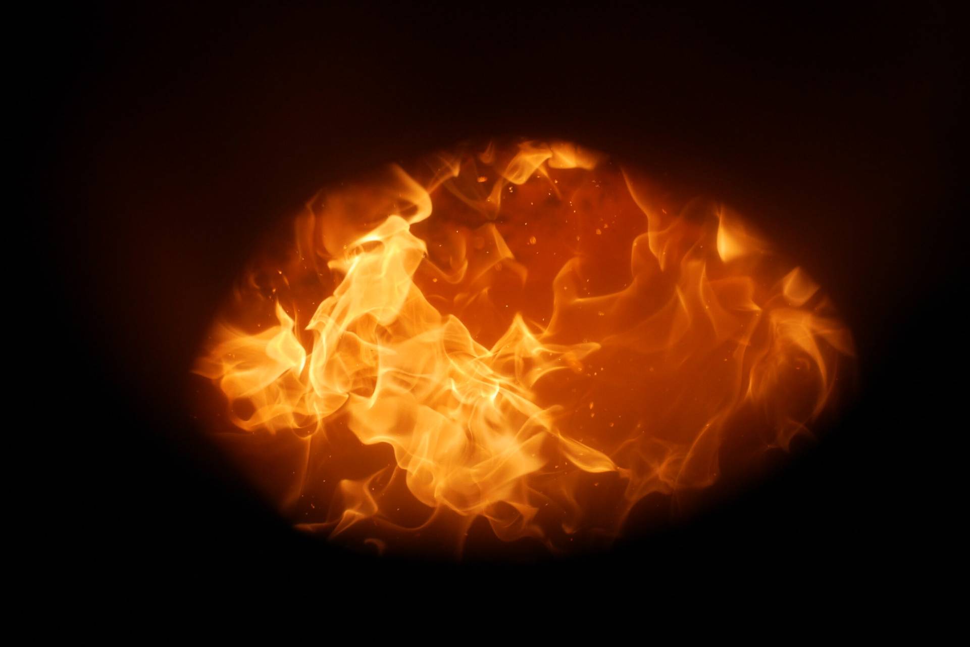 Lågorna från pyrolysprocessen vid framställning av biokol